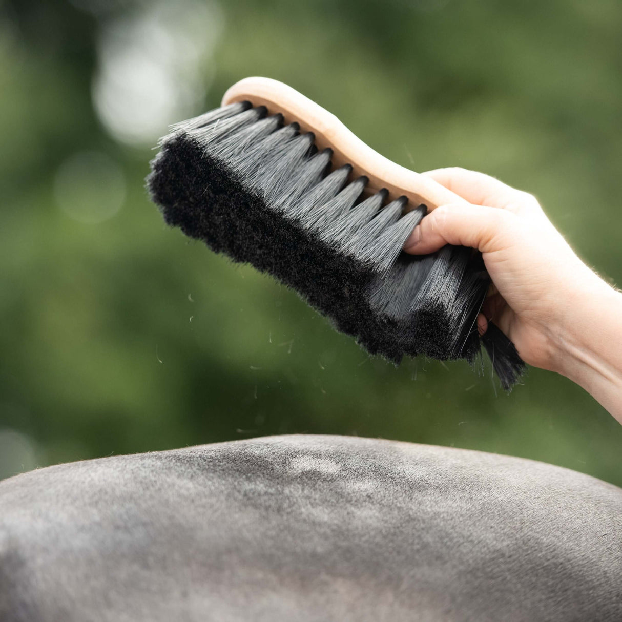 Borstiq Shaped Soft Flick Brush